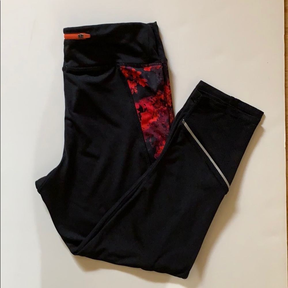 Forever 21 Capri Leggings Size Small Black / Red